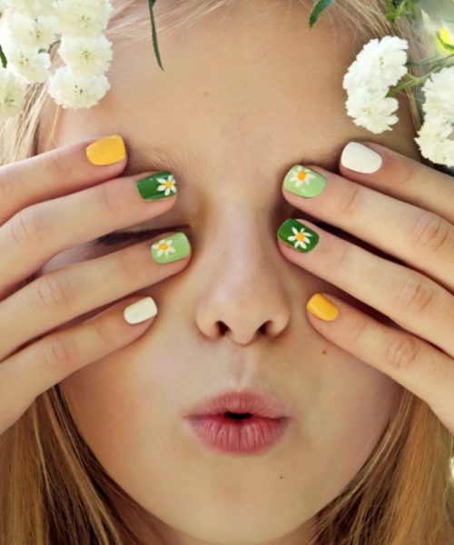 children-is-manicure-with-flowers (2)